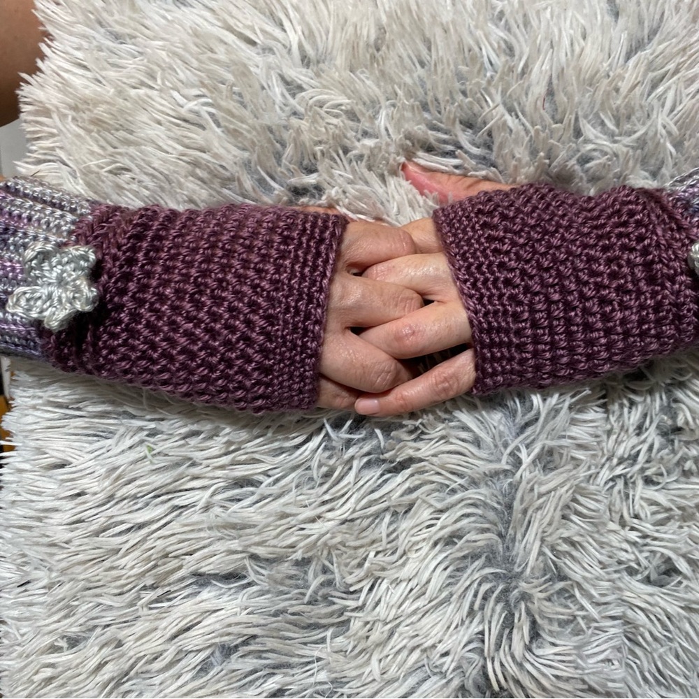 Gloves - Picture 2 of 6